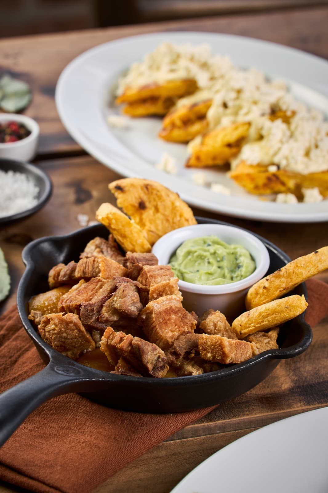 PATICAS DE CHICHARRÓN AHUMADO AL BARRIL